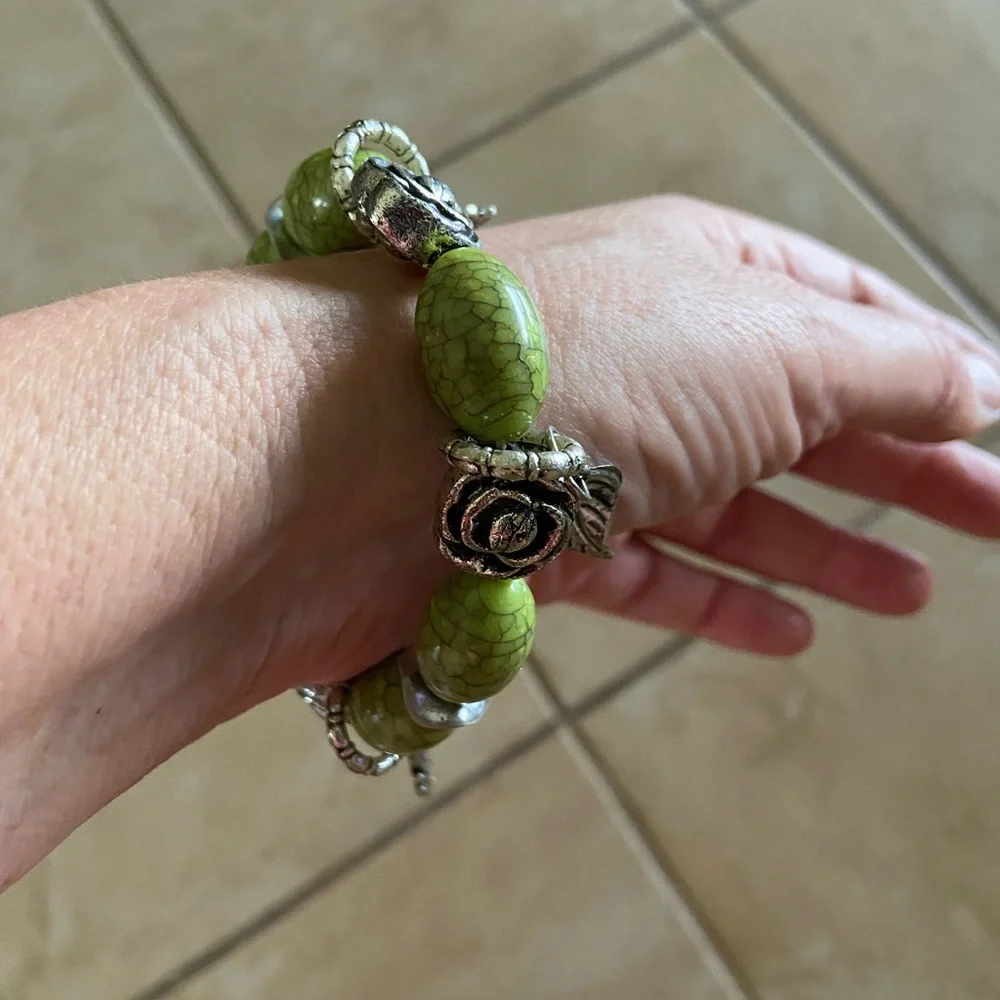 Green Roses,Butterflies,stretchable braclet - Picture 4 of 6